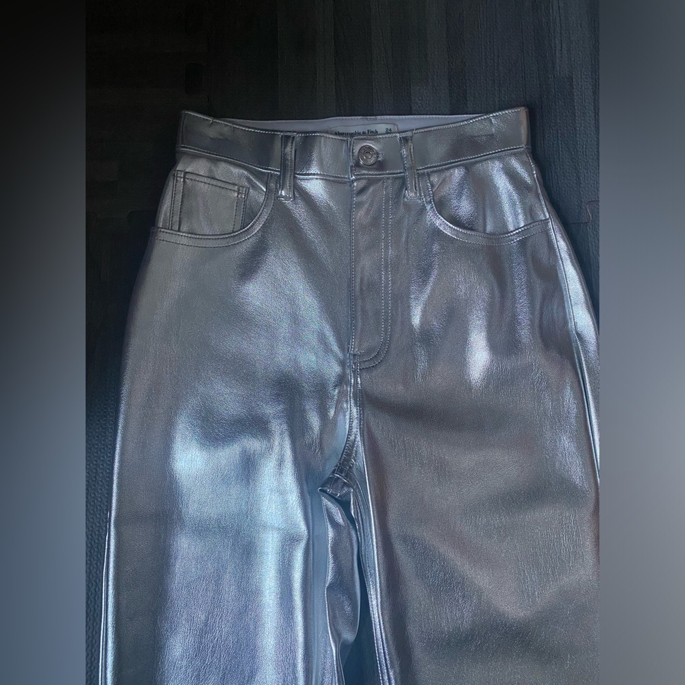 ๐ท๏ธ ๐๏ธ NWOT Abercrombie Silver Curve Love Vegan Leather 90โs Straight Pant ๐ท๏ธ ๐๏ธ - Picture 10 of 14
